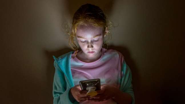 Especialistas indicam que tempo de uso de celular deve ser limitado e supervisionado na infância
