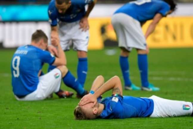 Frustração italiana no San Siro após eliminação para a Suécia (Foto: MIGUEL MEDINA / AFP)