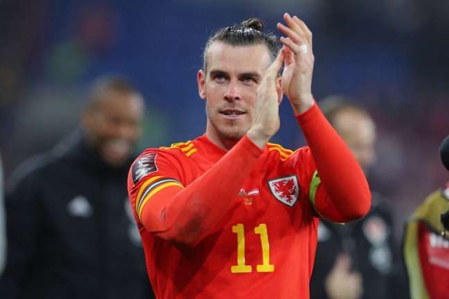 Gareth Bale marcou dois gols e levou Gales para a fase final da repescagem (Foto: GEOFF CADDICK / AFP)