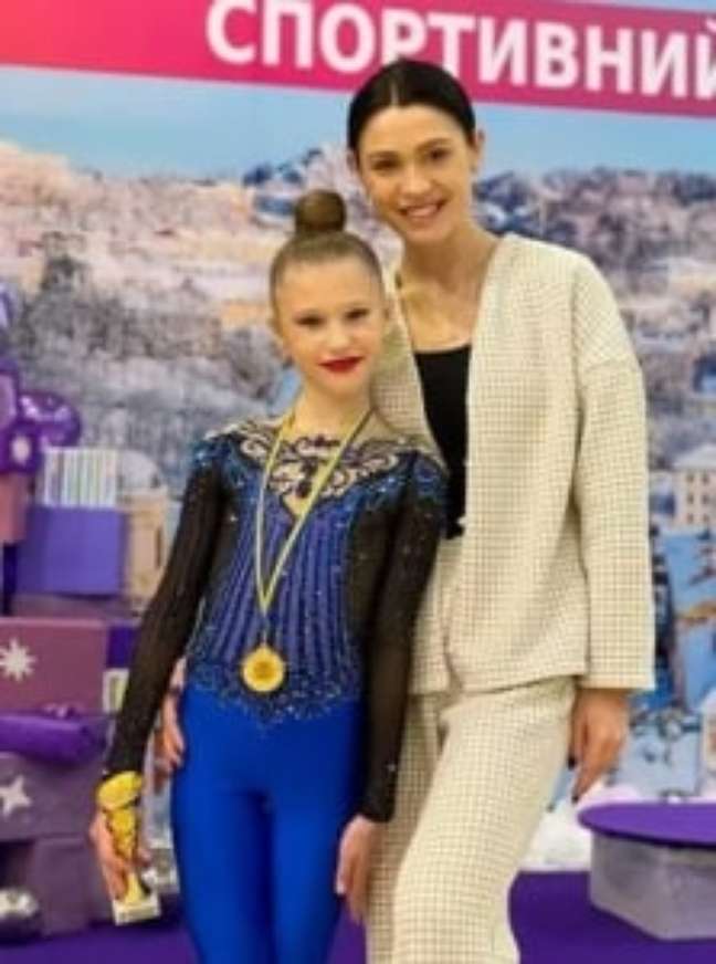 Kateryna Diachenko, de 11 anos, com a treinadora (Foto: Reprodução)