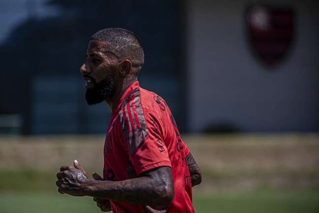 Rodinei segue treinando à parte no Flamengo; elenco folga no domingo