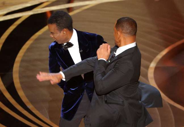 Will Smith dá um soco em Chris Rock durante Oscar 2022