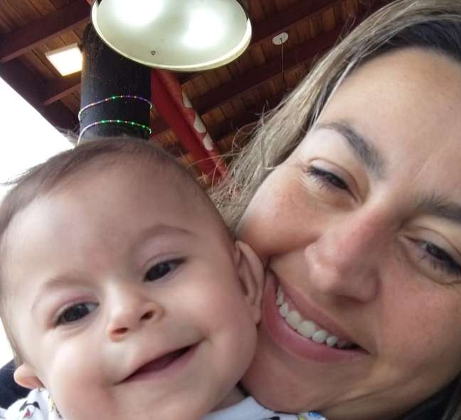 O pequeno César com a mãe, Michelle. O uso das imagens foi autorizado pelos pais