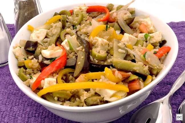 Salada de arroz com berinjela – Foto: Guia da Cozinha