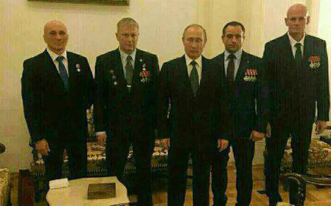 Dmitriy Utkin, líder del Grupo Wagner, en la última foto de la derecha con Putin y otros líderes mercenarios.