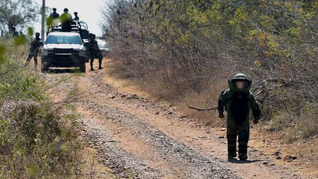 O Exército mexicano desativou centenas de minas terrestres nos arredores de Aguililla