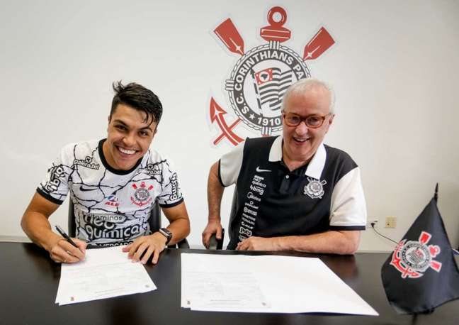 Corinthians anuncia renovação de contrato do meia Roni até 2024