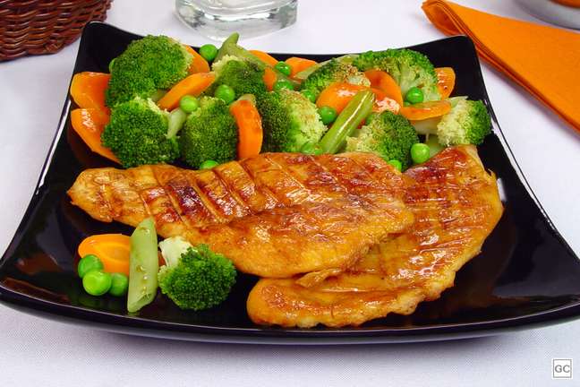 Peito de frango com brócolis e cenoura – Foto: Guia da Cozinha