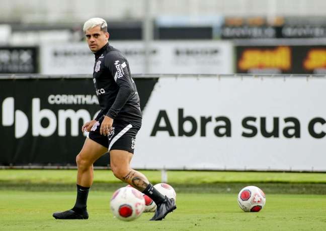 Fagner segue em tratamento de lesão e continua como dúvida para estreia da Libertadores