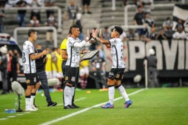 Paulinho, Renato Augusto e Du Queiroz tem vaga ameaçada com chegada de Maycon