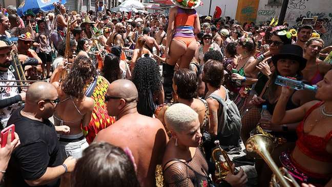 Aglomerações que aconteceram no carnaval não resultaram em aumento significativo de casos de covid no Brasil até o momento