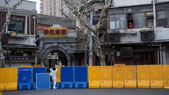 As autoridades de Xangai instalaram barreiras divisórias na cidade para controlar os bloqueios sanitários