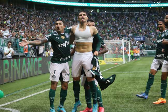 Raphael Veiga se aproxima de Dudu em números de gols no Allianz Parque
