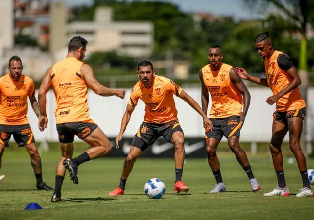 Um dia antes da estreia, VP realiza treinos táticos no Corinthians