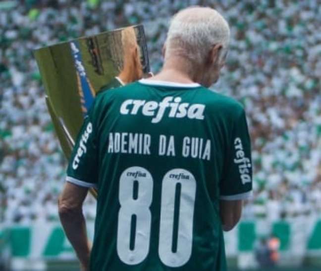 Ademir da Guia, completa 80 anos e carrega taça do título estadual