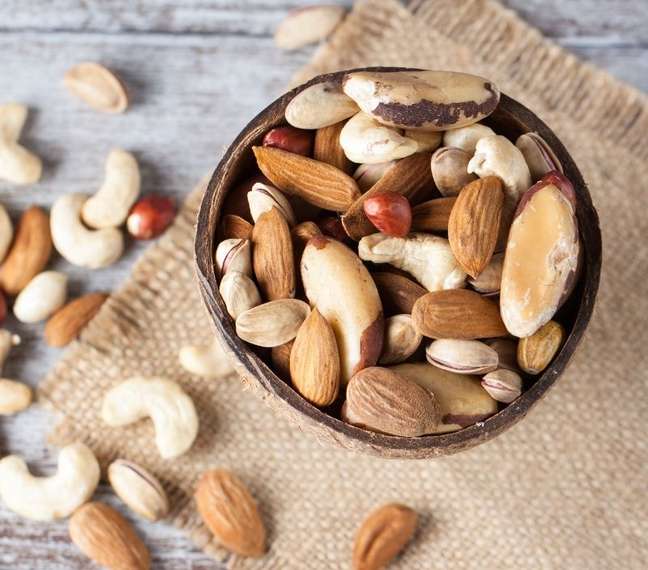 Nuts como a am&ecirc;ndoa e as castanhas podem ser uma alternativa mais saud&aacute;vel ao leite 