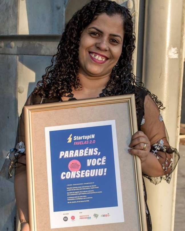 Com o prêmio Startup In Favelas nas mãos, Alcântara teve esta foto em exposição através do projeto Mulheres Que Fazem Acontecer
