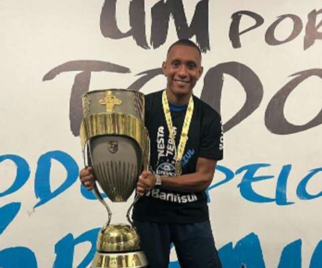 Wesley comemora seu primeiro título como profissional do Grêmio