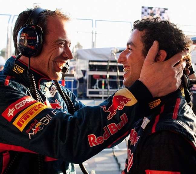 El joven Ricciardo celebra su 9º puesto en 2012