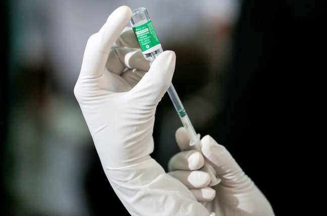 Funcionário da área da saúde extrai uma dose da vacina contra a Covid-19 