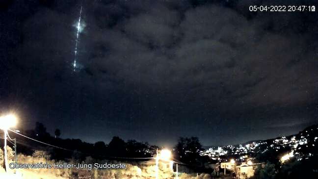A queda de um meteoro fireball foi registrada no céu sobre Porto Alegre