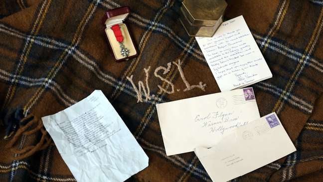 Entre os itens, um cobertor da companhia do Titanic e cartas para o lendário ator Errol Flynn