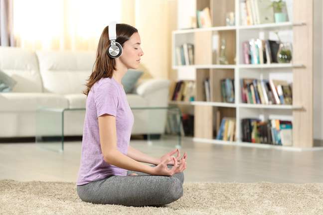Seja a modalidade guiada ou não, meditação pode fazer parte da rotina