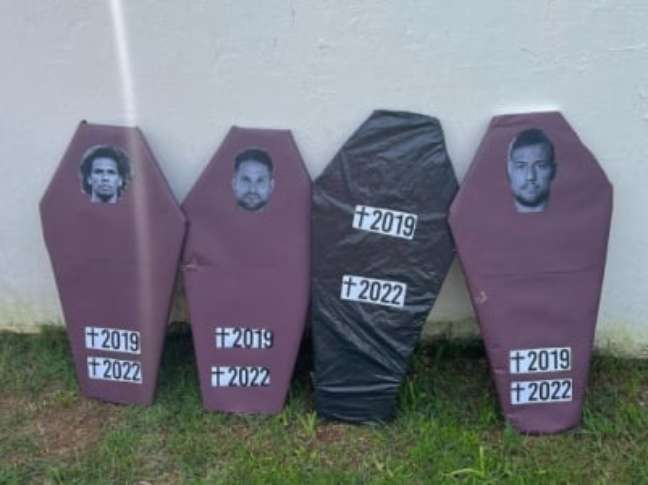 Caixões simbólicos em protesto a Arão, Diego Ribas e Diego Alves (Foto: Reprodução)