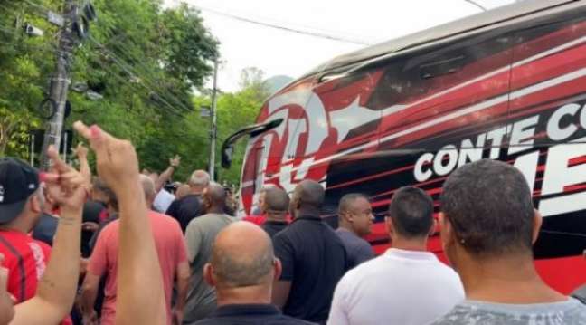 Jogadores do Flamengo ouviram protestos e xingamentos da chegada à saída do Ninho do Urubu (Foto: Lazlo Dalfovo)