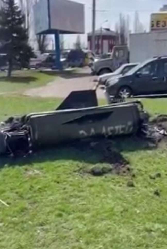 Fragmentos de um m&iacute;ssil com as palavras "para nossas crian&ccedil;as" em russo foi avistado ao lado do pr&eacute;dio principal.