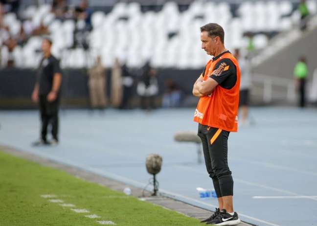 Em momento de ansiedade, Vitor Pereira vê ponto de desequilíbrio do alvinegro
