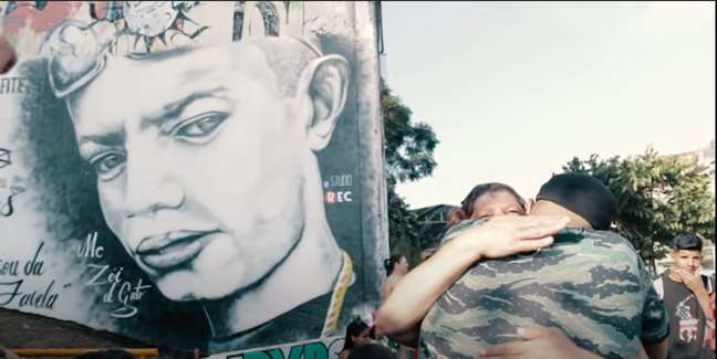Grafite do MC Zói de Gato, na Vila Natal, foi apresentado para mãe do artista em documentário