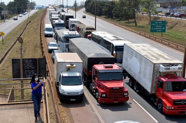 Caminhoneiros durante protesto na rodovia BR-381 em Igarapé, Minas Gerais
09/09/2021
REUTERS/Washington Alves