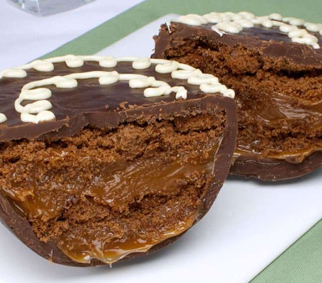 Ovo de Páscoa recheado com bolo de chocolate - Reprodução / Guia da Cozinha