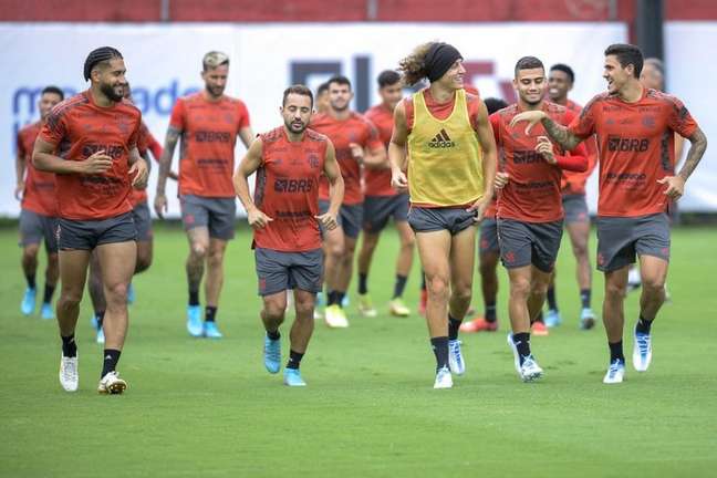 Com foco no Brasileiro, elenco do Flamengo se reapresenta com zagueiro avançando por estreia