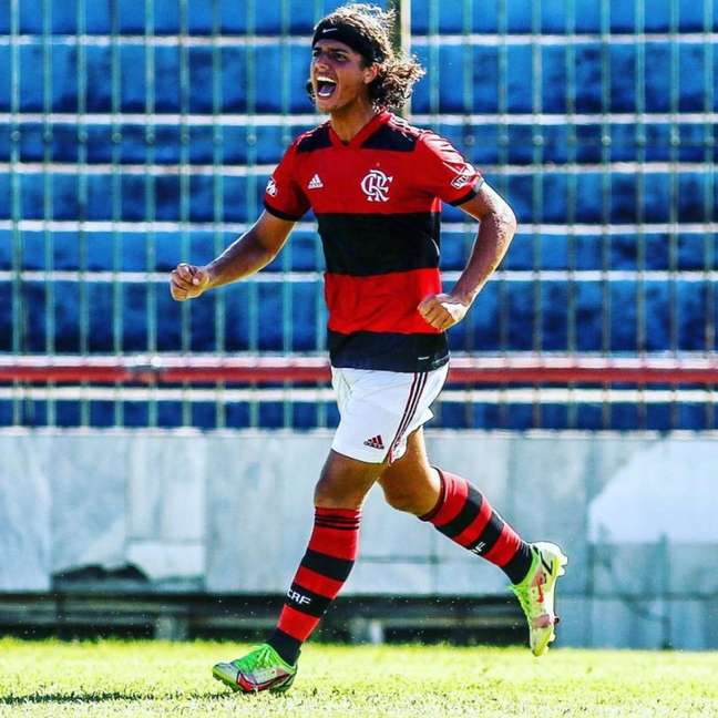 Khauan, volante da base do Flamengo, vibra com outro título na temporada: “Indescritível”