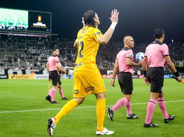 Após dias difíceis, Cássio é fundamental em vitória do Corinthians