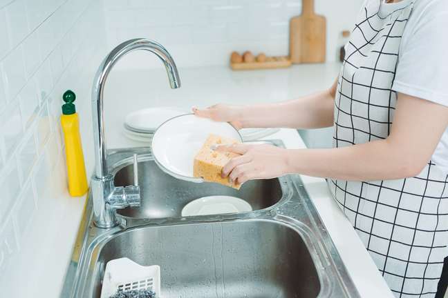 Pessoa lavando louça – Foto: Shutterstock