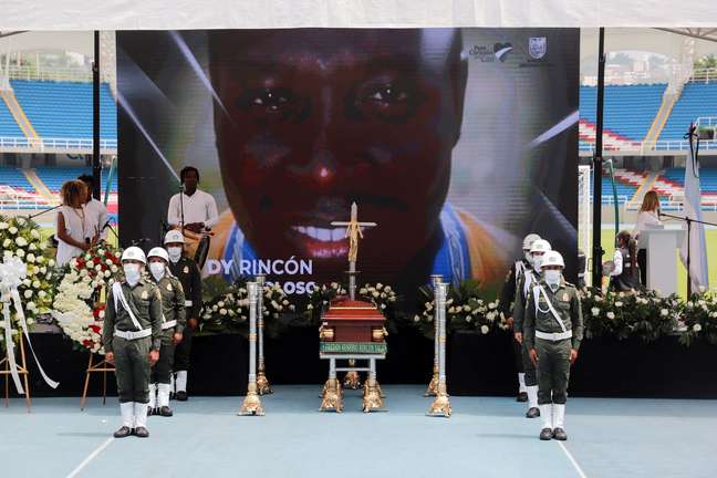 Corpo de Freddy Rincón é velado em estádio na Colômbia