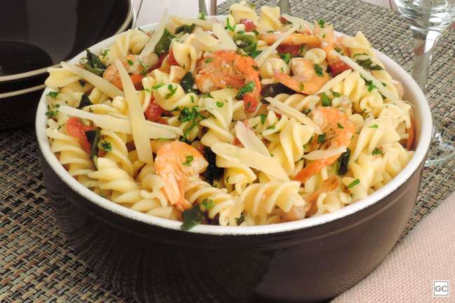 macarrão com camarão feito com sobras da Páscoa