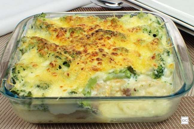 Gratinado feito com brócolis e sobras de peixe da Páscoa