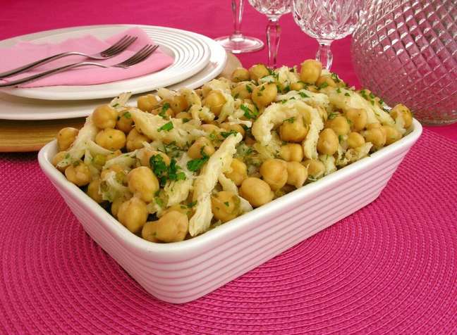 Salada de grão-de-bico feito com sobras de peixe
