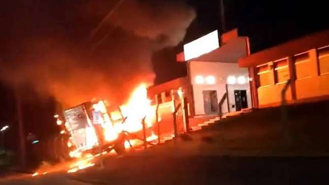 Vídeos mostram veículos incendiados na cidade de Guarapari, no Paraná