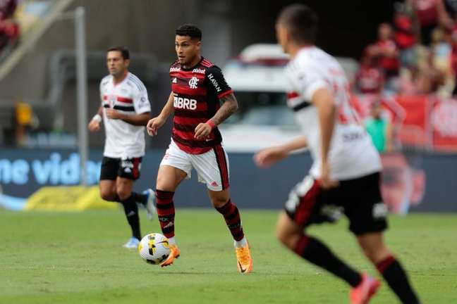 Em alta no Flamengo, João Gomes é eleito o Cara da Rodada do Brasileirão e vê perfil fazer brincadeira
