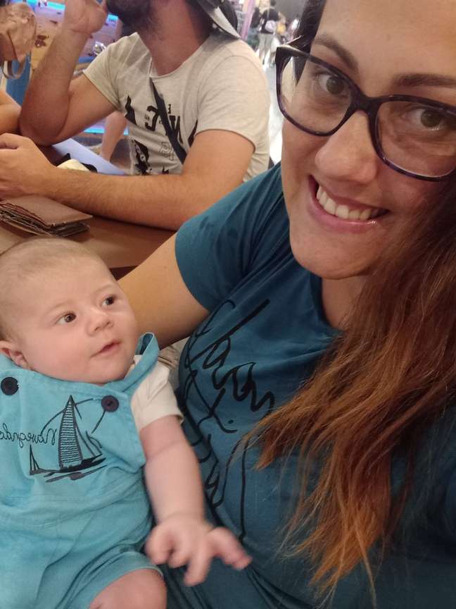 Tays deixou o emprego devido ao horário restrito das creches públicas em sua cidade e agora trabalha em casa de babá, cuidando do próprio filho e de outra criança Tays deixou o emprego devido ao horário restrito das creches públicas em sua cidade e agora trabalha em casa de babá, cuidando do próprio filho e de outra criança