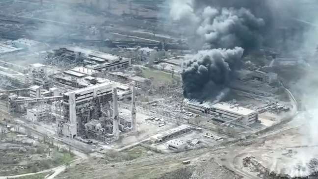 A siderúrgica de Azovstal é o último reduto de resistência em Mariupol