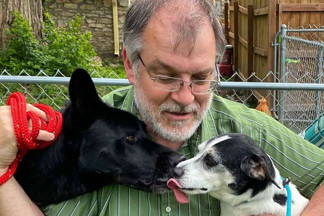 Russel Cloth criou o Shep's Place Senior Dog Sanctuary, que leva o nome do seu cãozinho Shep.
