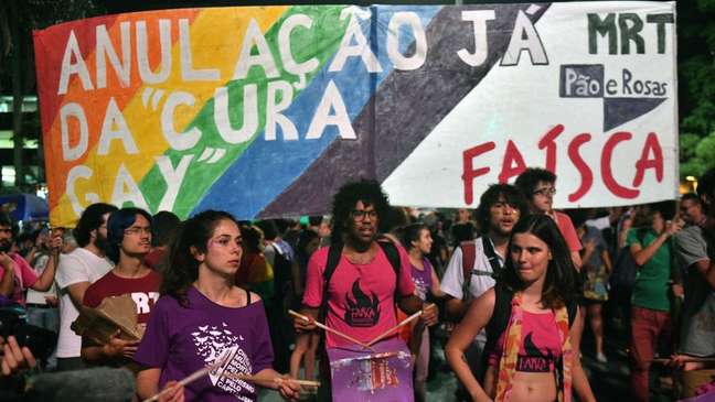 No Brasil, procedimento popularmente conhecimento como "cura gay" é proibido pelo Conselho Federal de Psicologia e STF também já se manifestou contra
