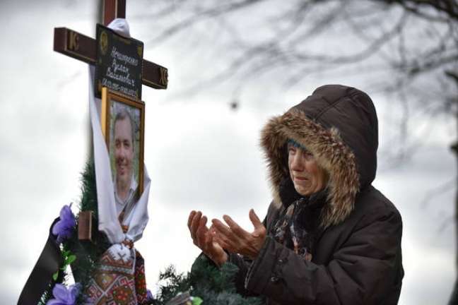 Funeral de un hombre asesinado por rusos en Bucha, en las afueras de Kiev