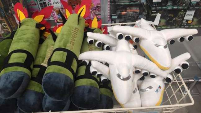 Mísseis e aviões de pelúcia estão sendo vendidos para crianças